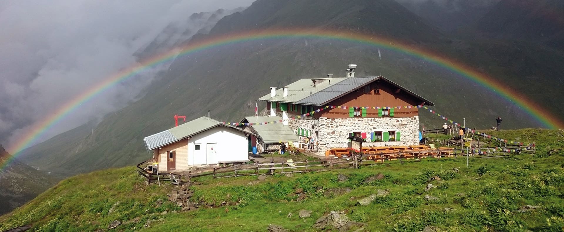 Pforzheimerhütte mit Regenbogen in St Sigmund in Tirol